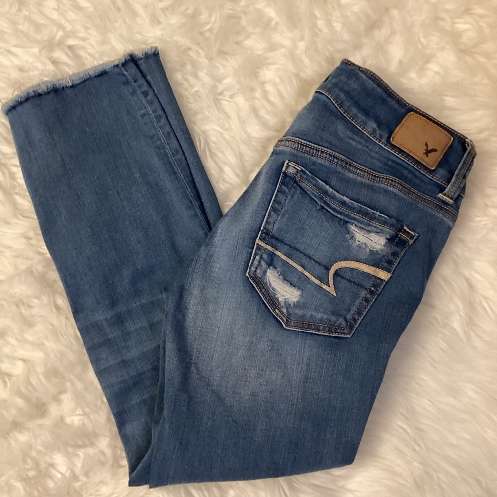 AMERICAN EAGLE OUTFITTERS DISTRESSES SUPER SUPER STRETCH ARTIST CROP JEANS